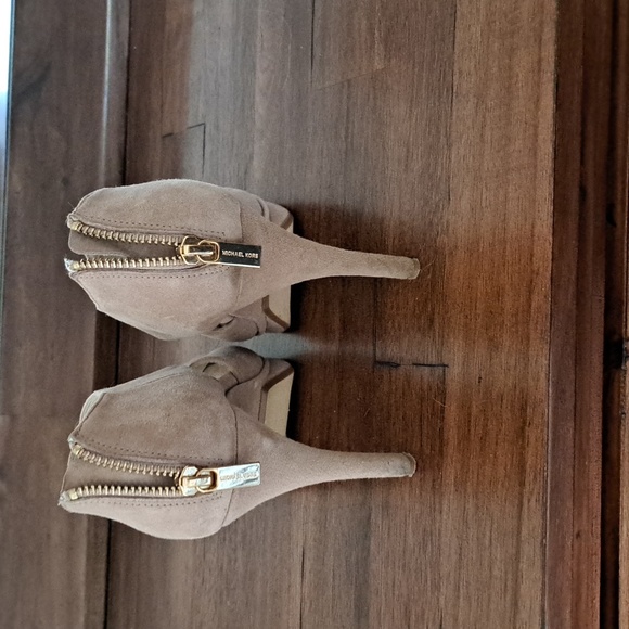 Heels 👠 - Picture 3 of 3